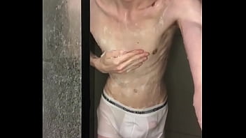 Novinho Tomando Banho E Mostrando Pica