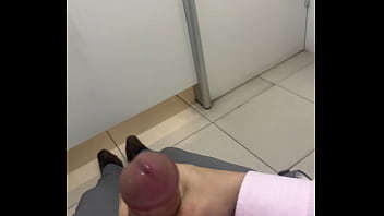 Novinho Estagiário Gozando No Banheiro Durante O Expediente