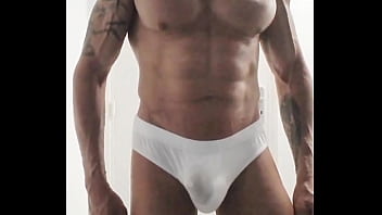 Exhib Dans Les Vestiaires Je Pisse Dans Mon Slip Avant D_éjaculer Dedans,