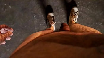 Desnudo En Un Puente Sobre La Vía Del Tren