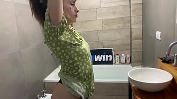 Espio A Mi Prima En El Ba_o Y Me Descubre... Como Creen Que Termino?