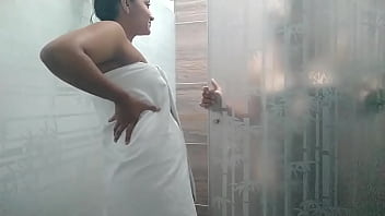 Le Quito La Toalla A Mi Amiga Para Que Asi Salga Desnuda Y Poder Contemplara Y Convencer De Tener Sexo Lesbico