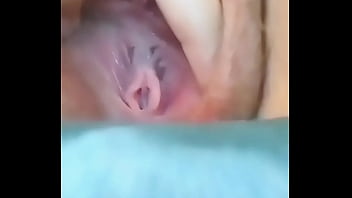 Se Mete El Dedo En Su Conchita Rosadita