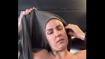 Fui Treinar Na Academia Não Percebi Que Estava Só De Sutiã Por Baixo ! Os Marombas Passava E Ficava Olhando Eu Fiquei Com Muito Tesão E Toda Molhada E Minha Calça Branca Molhadinha Na Buceta!