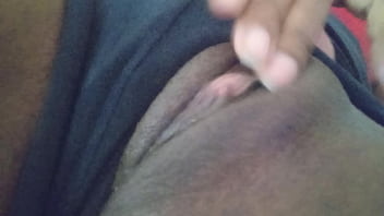 Ebony Brincando Com O Grelinho Enquanto O Corno Toma Banho