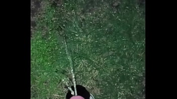 Orinando En La Naturaleza