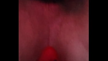 Kalle Wichst Seinen Dicken Schwanz. Er Ist Mit Einem Ring, Gummiband Und Einem Band Umwickelt. Außerdem Hat Der Anus Ein Plug Verschluckt.