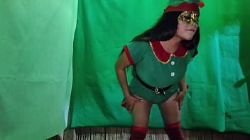 Cochina!! Duende Hembra De La Navidad Esta Muy Caliente Mientras Espera La Noche Buena Para Encontrar Un Macho Sucio Que Le Inserte Un Gran Pene En Su Vagina Latina