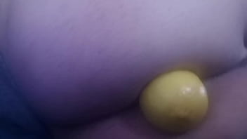 Jugando Con Un Limón