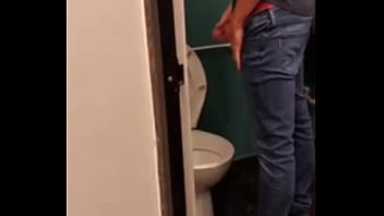 Peguei Um Gringo No Banheiro Do Cinema. Tora Cabe_uda E Leiteira. Os Melhores Banheir_es Est_o No Red E Subscri__o