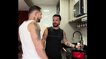 Ia Ser Só Para Assitir Um Episódio, Senti O Pau Dele Durão E Não Aguentei E Mamei, Como Um Bom Marido, Ele Fudeu Meu Cu Como Se Não Houve-se Amanhã