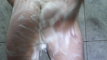 Tomando Uma Ducha Antes De Ir Dar Leite Para Um Jovem Dormir Bem Feliz