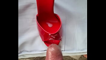 Se Masturber Les Ongles Vernis Et éjaculer Sur Ses Mules