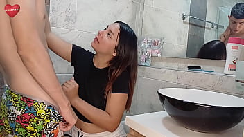Madrastra Latina Me Hace Una Paja En El Ba_o : Mi Madrastra Caliente Me Hace Una Paja En El Baño De Nuestra Casa, Cuando No Estaba Nadie En Ella , Sexo Casero