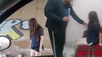 Viejo Y Jovencita Putipobre! La Ve Bajo Un Puente Recolectando Basura Y Le Ofrece Dinero Para Follarla Sin Condón