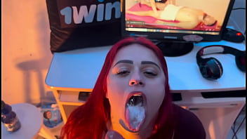 Ruiva Submissa Paga Um Boquete Para Esvaziar Meu Saco