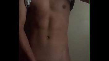 Hombre Con Cuerpo Fitness Se Toca Suavemente