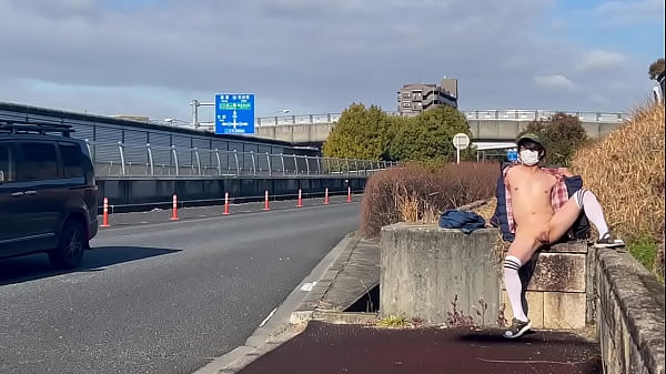 女装子まゆちゃんが車がばんばん通る日中の国道脇の歩道でノーブラノーパンの前をはだけて大股開いて丸出しの露出プレイを楽しんでいる。