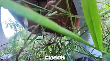 Fazendo Xixi No Mato Escondido