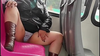 Piernuda Muestra Lo Que Trae En Publico