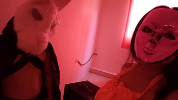 Sorprendente Y Real!! La Modelo Lleva A Un Conejo Malo En La Fiesta De Los Disfraces Y Terminan Follando Muy Intenso En Plena Fiesta. Porno Real Casero. 1