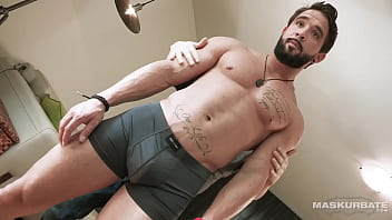 Potential Waiter Shows Off His Big Asset - Zack Lemec - Maskurbate