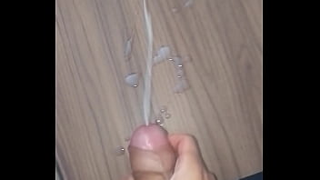 Jovem Gozando Muita Porra Na Mesa