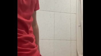 Se Me Para En El Baño De Mi Amigo
