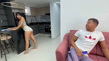 Le Bajo El Estres A Mi Pequeña Hermanastra Con Una Rica Follada A Su Rico Coño Por Ayudarle A Hacer El Aseo De La Casa