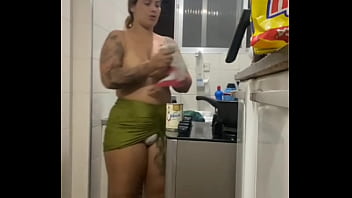 Fazendo Live Na Cozinha De Mini Saia Mostrando A Buceta Gorda