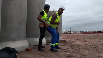 Os Trabalhadores Público Se Pegando Escondido Na Obra Da Cidade