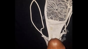 Gozando Gostoso Na Calcinha Da Prima