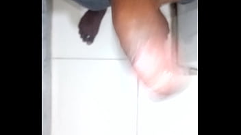 Batendo Uma Escondido No Banheiro Do Meu Amigo