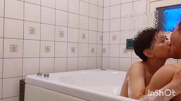五十路熟年カップルこれからと言う時にまさかの展開_A middle-aged couple is about to take a bath when...