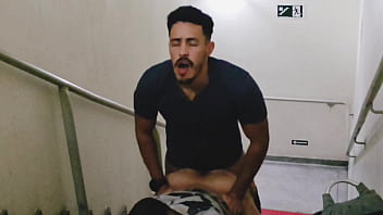 Encontrei Dois Caras Transando Nas Escadas Do Shopping E Resolvi Participar