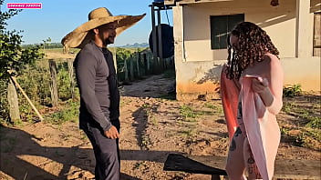 Vir Meu Vizinho Capinando Seu Quintal No Sol Quente E Isso Mim Deu Muito Tezao Fui Pede Agua So De Toalha E Ele Caiu De Boca Na Minha Buceta Gozando Com Muito Prazer No Meu Cu