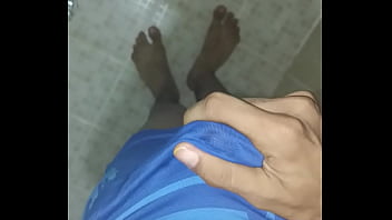 Se Masturba En El Baño Para Que Sus Padres No Lo Vean