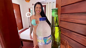 Dei Sorte No Meu Trabalho, Essa Morena Safada Me Convidou Para Entrar E Acabamos Fodendo No Seu Quarto