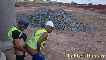 Os Funcionários Da Obra Fudendo No Meio Das Tubulações