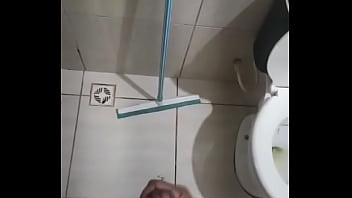 Moreno Gozando No Banheiro