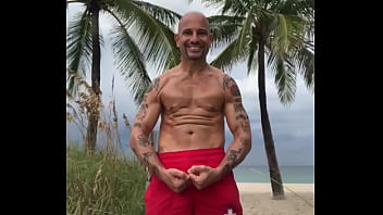Flexing At The Beach - pornstar, tan, fit, ripped, happy, flexing, smiling, beach-body - Video 249583