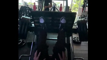 Joven Cachondo Pene Morado Levanta 124kg En Prensa