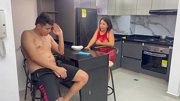 Mi Caliente Madrastra Milf Me Sorprende Masturbandome Mientras Ella Cocina Y Yo La Follo Duro A Cambio De Guardar El Secreto.