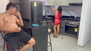 Mi Caliente Madrastra Milf Me Sorprende Masturbandome Mientras Ella Cocina Y Yo La Follo Duro A Cambio De Guardar El Secreto. H.l.