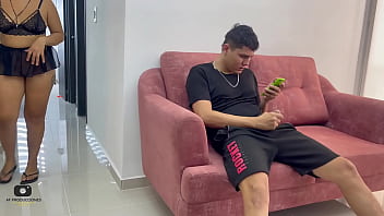 Si No Me Follas Duro Le Contaré A Mi Marido Que Te Masturbas Con Mis Fotos. Madrastra Milf Latina Recibe Dura Cogida Por Golosa. H.l.