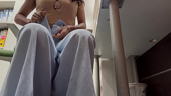Pillada Masturbandose En La Oficina Recibe Una Gran Mamada De Culo