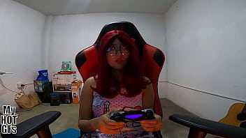 Mientras Kelly Se Divierte Con Los Videojuegos, Yo Me Divierto Llenándole El Coñito De Leche