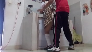 Me Follo A Mi Compa_era De Clase En La Cocina Pero Mi Verga Se Desvia Y Termina Clavada En Su Culo Hasta Dejarla Llena De Semen