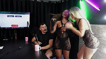 Morena Tem Os Peitos E A Buceta Chupada Depois De Falar Que O Cliente Nunca Sentiu Prazer Transando, Então Realiza Seus Fetiches De Cuspe, Gostou De Fazer Uma Menage Feminina - Casal Kaliente