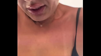 Fui Treinar Na Academia Da Praia Do Guarujá Tava Tão Calor Que Suor Escorria Da Buceta Pro Cu ! Os Banhista Passava E Ficava Olhando Meu Rabo Todo Molhado Fiquei Cheia De Tesao .